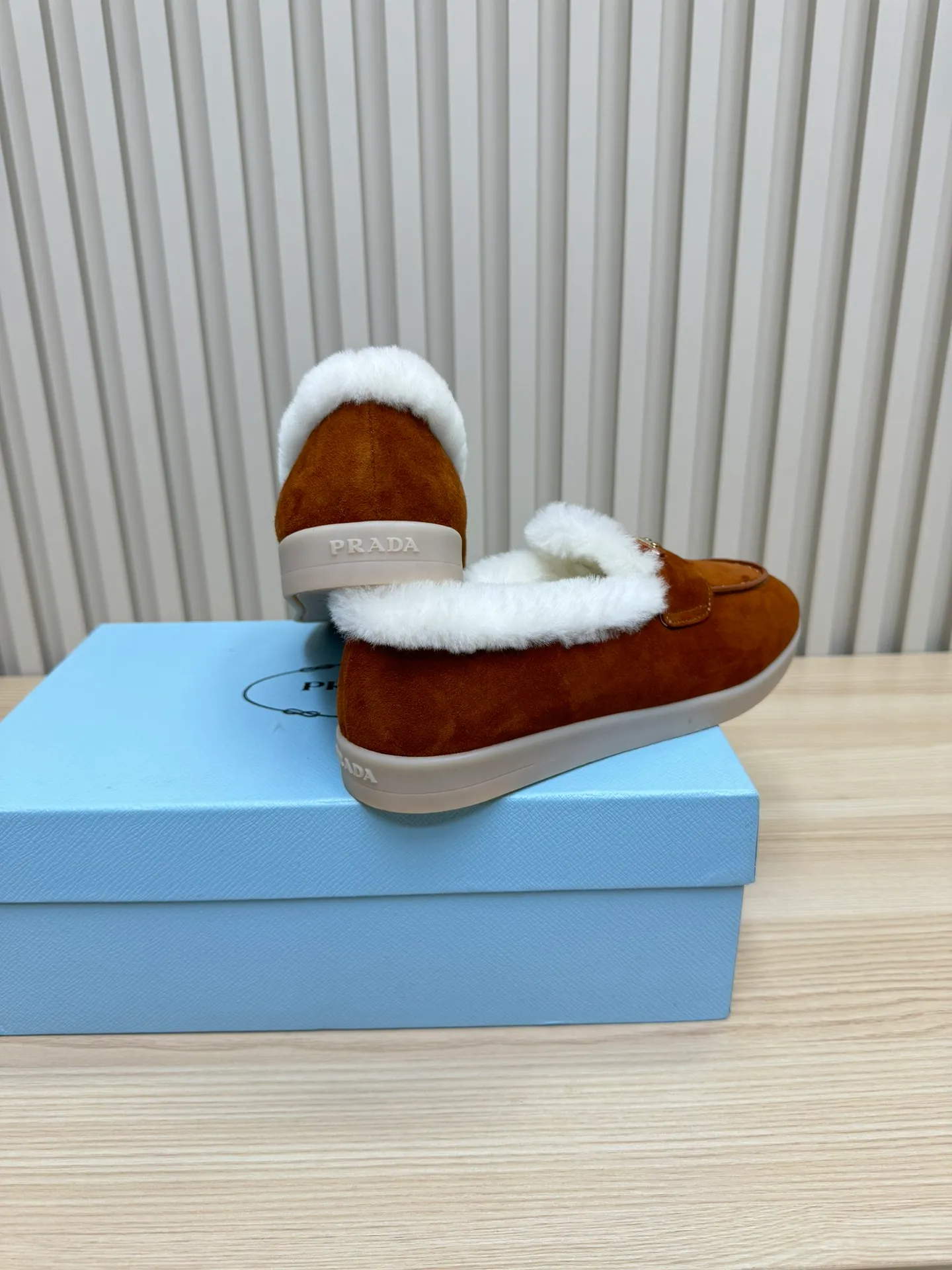p580 Prada couple loafers｜Winter warmth and good looks at the same time online❄️👫 This is the C position of the shoe cabinet this autumn and winter! Prada's new couple's loafers are high-end yet still stylish~ ✨Imported frosted cowhide fabric, exquisite texture and high-end at first glance 🐑Australian imported sheepskin fur integrated lining, maximum warmth retention! It is also super warm to wear in winter in the north. 🔺The classic triangle logo embellishes the upper, which is simple and elegant, with perfect recognition. 💯Original TPU absorbent film outsole, non-slip, wear-resistant and durable. A must-have item for couples to go out on the street! The upper foot instantly enhances the overall outfit level, whether it is paired with a coat or a down jacket, it looks great ~ #Prada Loafers #coupleshoesrecommend #wintermusthaveshoes #luxurywear Outfit Fabric: Imported two-layer frosted cowhide Lining: Sheepskin imported from Australia One piece Outsole: Original Tpu absorbent film outsole Female size: 35~41 (customized in 41) Male size: 39~45 (customized in 45)
